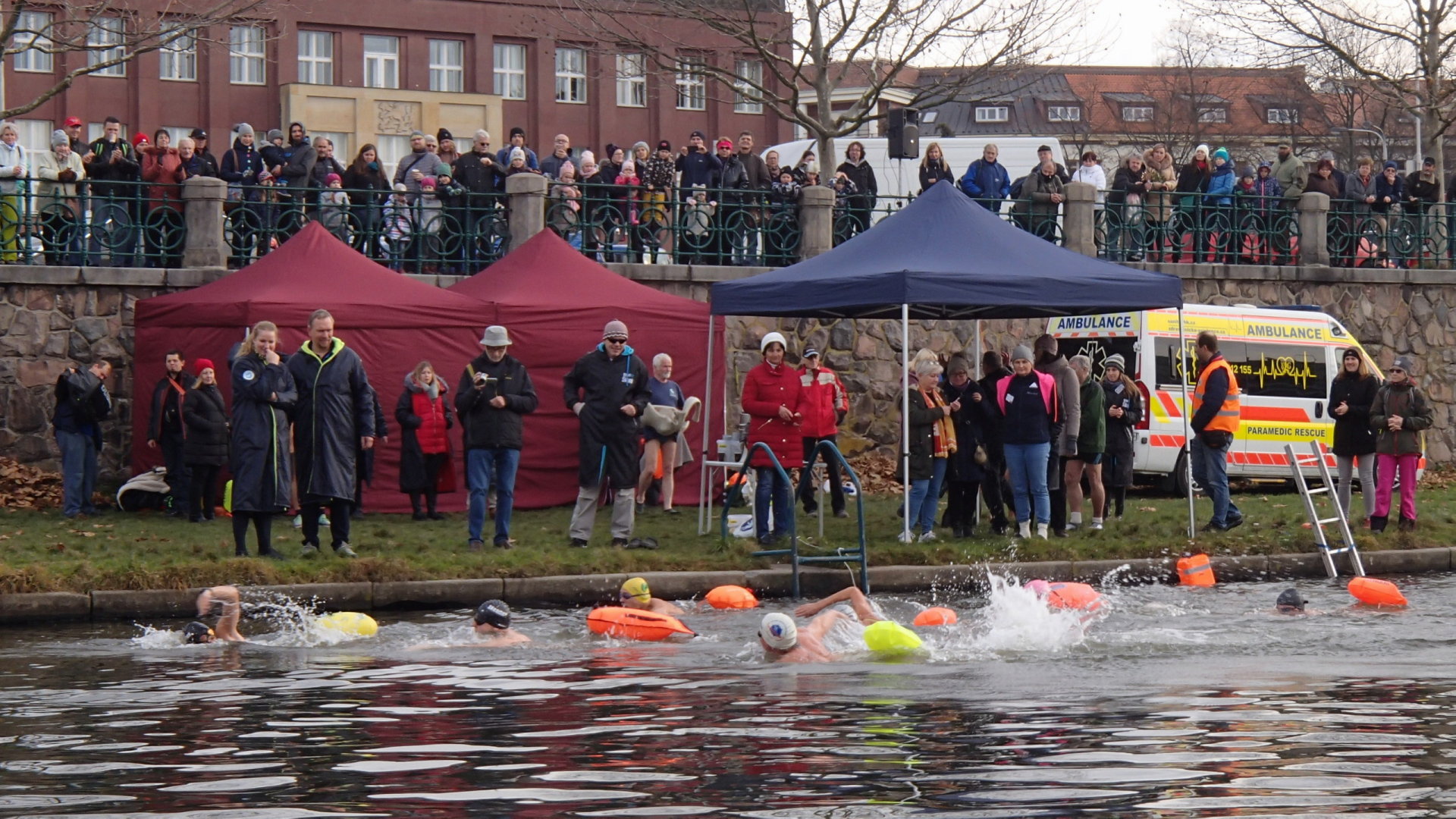 River Labe 2019 - Krátce po společném startu plavců na 500 metrů.